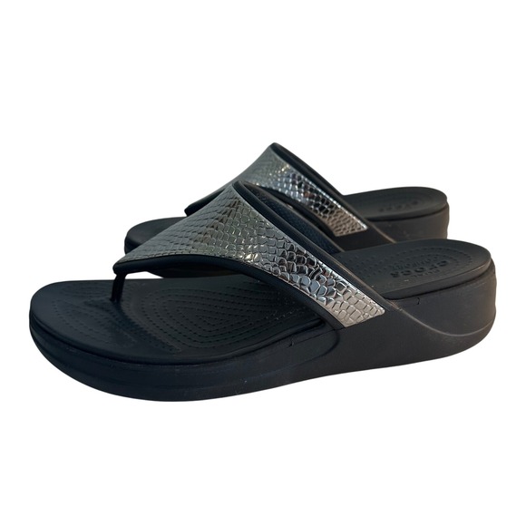 Crocs Monterey Metallic Wedge Toe Post Sandals Size 10 Silver Black Flip Flops - Picture 2 of 11